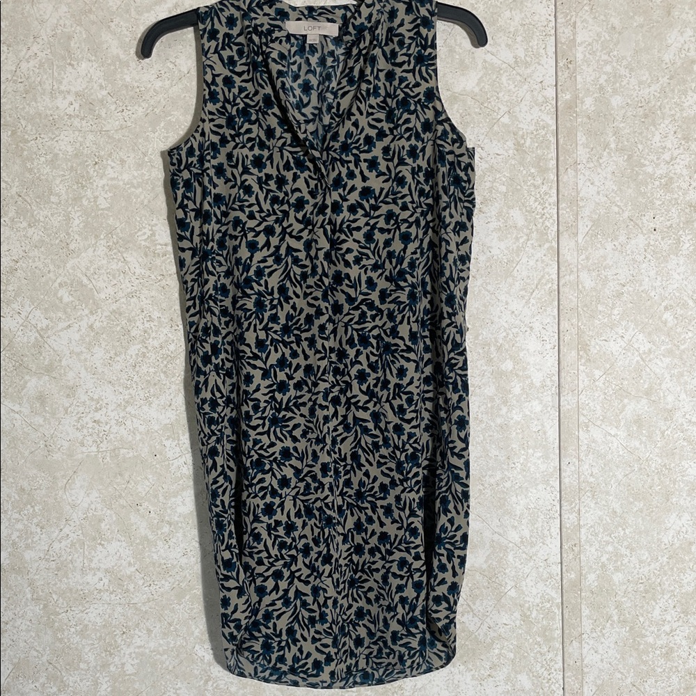 LOFT Light Gray V Neck Sleeveless Poly Midi Dress with blue and black flowers